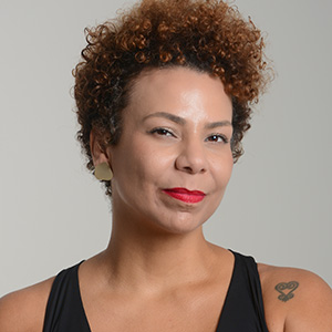 Headshot of Áurea Carolina