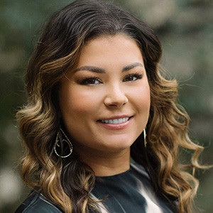 headshot of michelle flores vryn