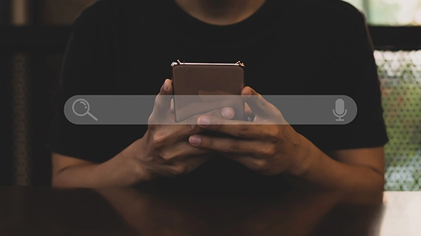 Man wearing black T-shirt hand holding smartphone to search for information