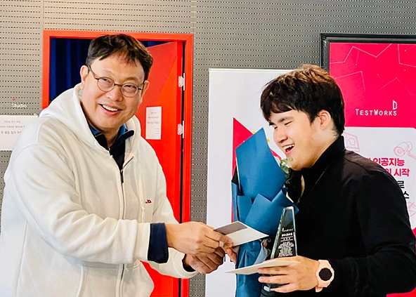 Man handing an employee an award