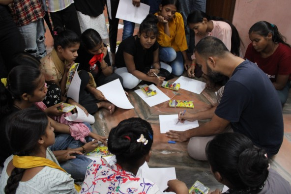 an artist show a group of girls how to paint and draw