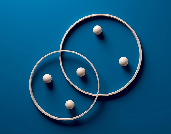 Crossing wooden rings with spheres 