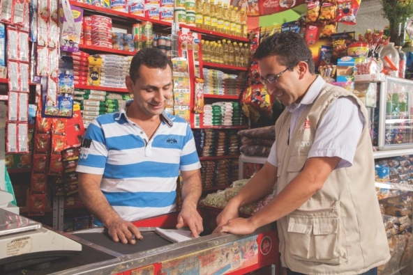 shop owner and FUNDES consultant in shop in Bogotá