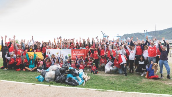gathering of E.ON Italia employees who are celebrating by raising up their hands