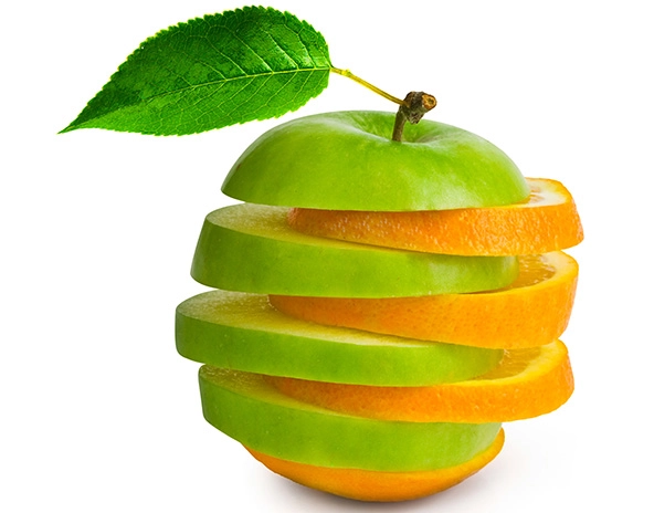 Slices of apples juxtaposed by slices of oranges